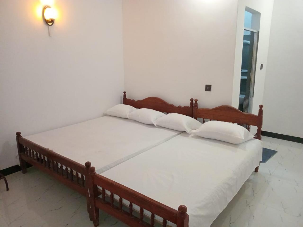 Hotel Amila Guest Trincomalee Esterno foto