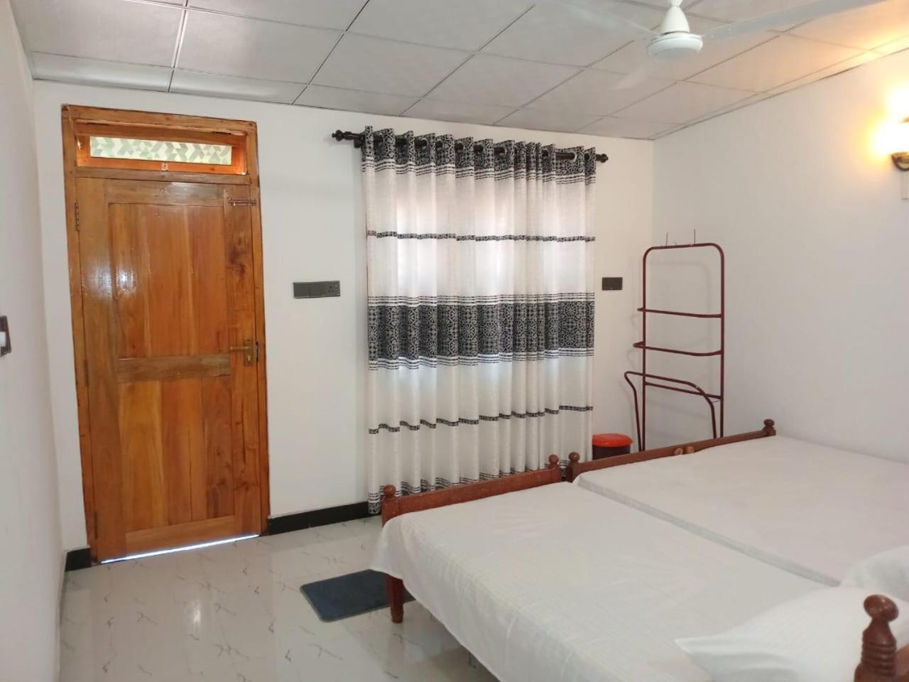 Hotel Amila Guest Trincomalee Esterno foto