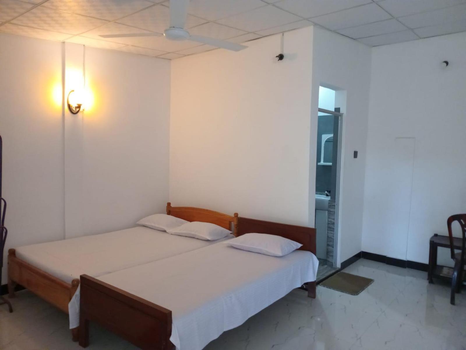 Hotel Amila Guest Trincomalee Esterno foto